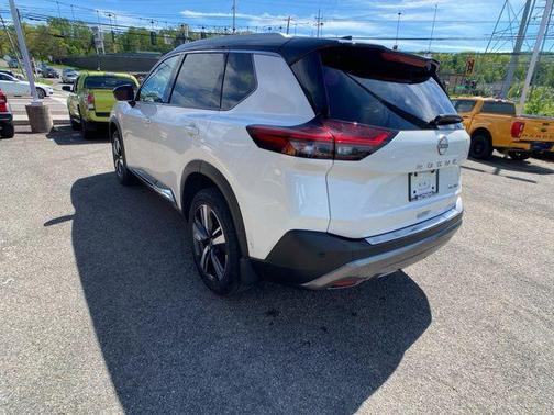 2 Tone White / Black Roof 2023 Nissan Rogue SL