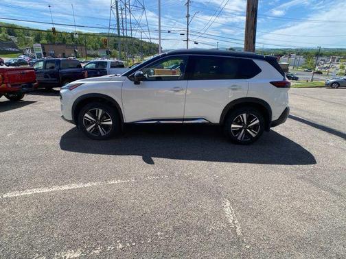 2 Tone White / Black Roof 2023 Nissan Rogue SL