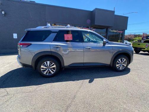 Gun Metallic 2025 Nissan Pathfinder SL 4WD