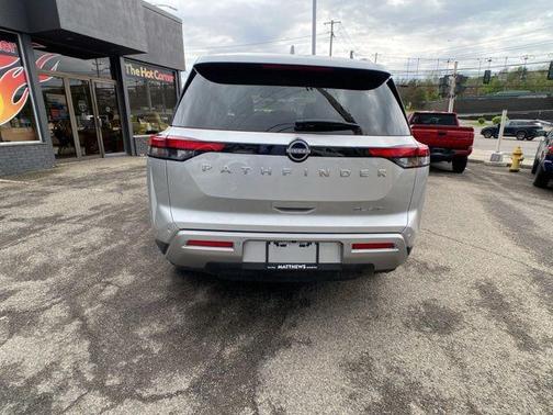 Brilliant Silver Metallic 2025 Nissan Pathfinder SL 4WD