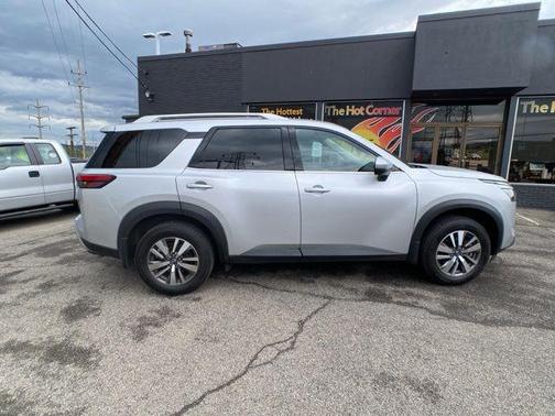Brilliant Silver Metallic 2025 Nissan Pathfinder SL 4WD