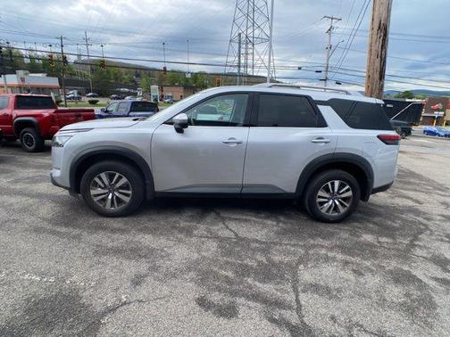 Brilliant Silver Metallic 2025 Nissan Pathfinder SL 4WD