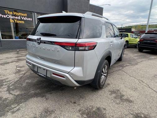 Brilliant Silver Metallic 2025 Nissan Pathfinder SL 4WD