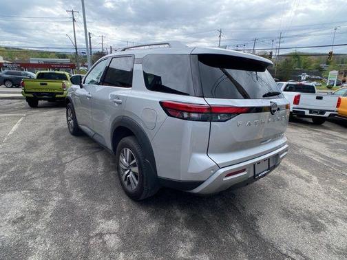 Brilliant Silver 2025 Nissan Pathfinder SL