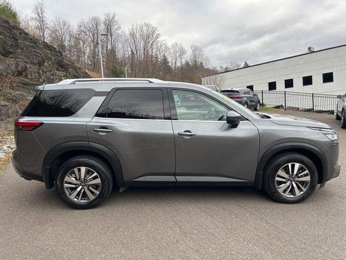 2023 Nissan Pathfinder SL 4WD