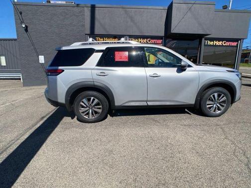 Brilliant Silver Metallic 2023 Nissan Pathfinder SL 4WD