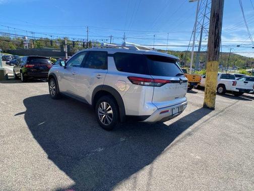 Brilliant Silver Metallic 2023 Nissan Pathfinder SL 4WD