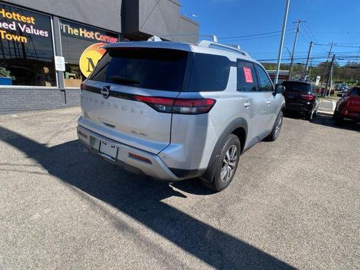 Brilliant Silver Metallic 2023 Nissan Pathfinder SL 4WD