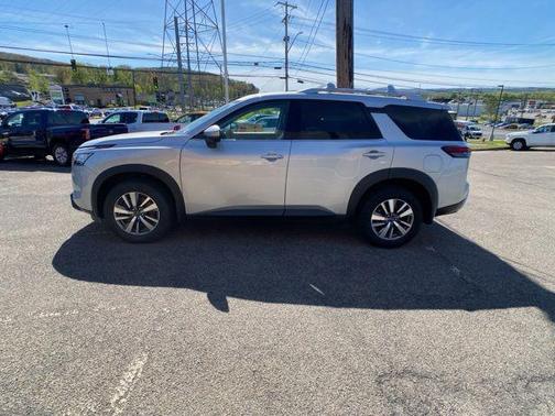 Brilliant Silver Metallic 2023 Nissan Pathfinder SL