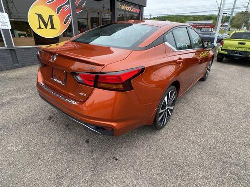 Sunset Drift Chromaflair 2022 Nissan Altima SR Intelligent AWD