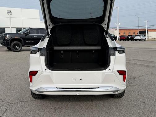 White Frost Tri-Coat 2026 Buick Envista Avenir