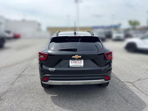Mosaic Black Metallic 2025 Chevrolet Trax LT