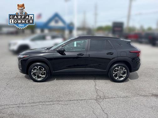 Mosaic Black Metallic 2025 Chevrolet Trax LT