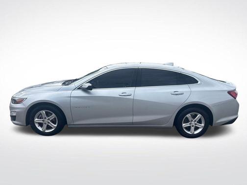Silver Ice Metallic 2022 Chevrolet Malibu LT