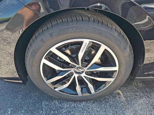 Deep Black Pearl 2026 Volkswagen Jetta 1.5T SE
