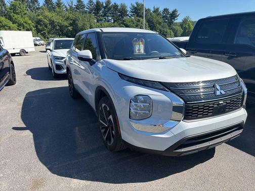 White 2022 Mitsubishi Outlander ES