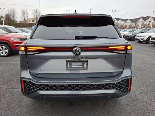 2025 Volkswagen Tiguan 2.0T SE R-Line Black