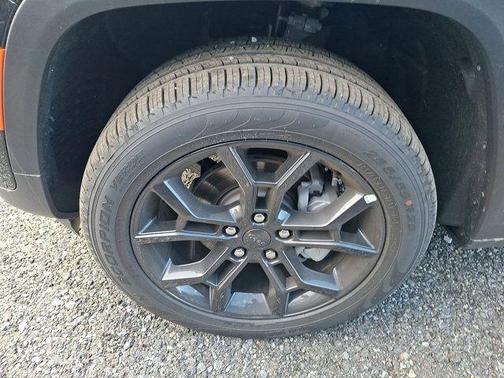 Diamond Black 2025 Jeep Grand Cherokee Limited
