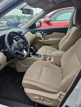 White 2018 Nissan Rogue SV