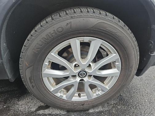 White 2018 Nissan Rogue SV