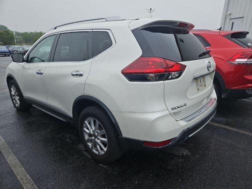 White 2018 Nissan Rogue SV