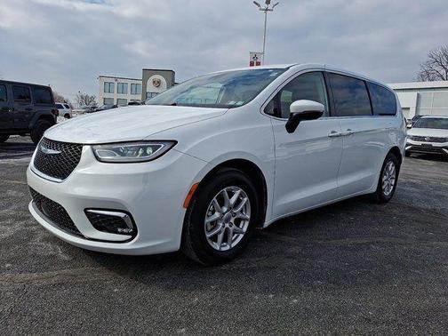 2023 Chrysler Pacifica Touring-L