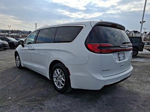 2023 Chrysler Pacifica Touring-L