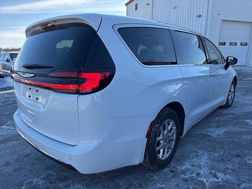 2023 Chrysler Pacifica Touring-L