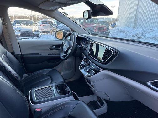 2023 Chrysler Pacifica Touring-L