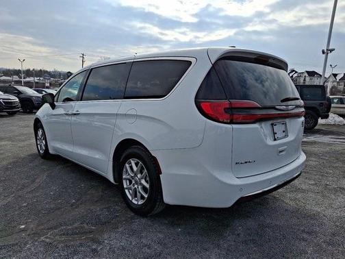 2023 Chrysler Pacifica Touring-L