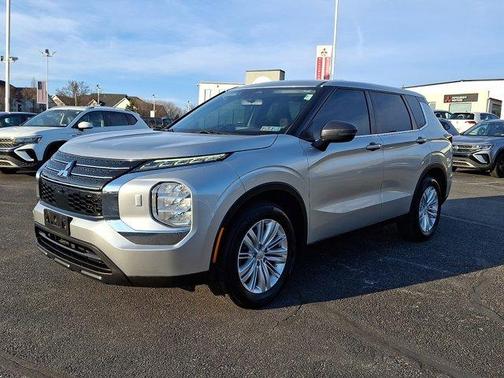 2022 Mitsubishi Outlander ES