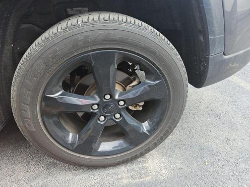 Metallic 2025 Jeep Grand Cherokee Laredo