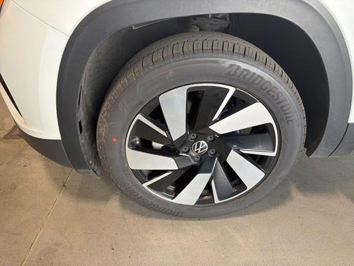Pure White 2024 Volkswagen Atlas Cross Sport 2.0T SE w/Technology