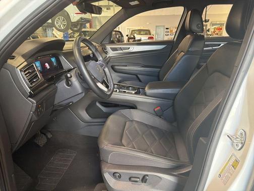 Pure White 2024 Volkswagen Atlas Cross Sport 2.0T SE w/Technology