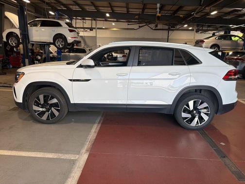 Pure White 2024 Volkswagen Atlas Cross Sport 2.0T SE w/Technology