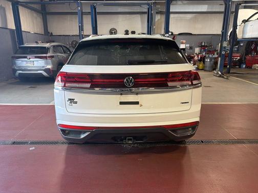 Pure White 2024 Volkswagen Atlas Cross Sport 2.0T SE w/Technology