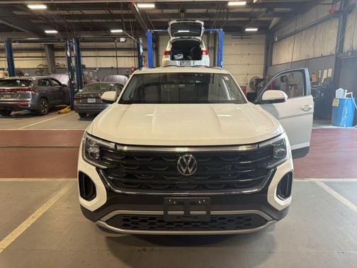 Pure White 2024 Volkswagen Atlas Cross Sport 2.0T SE w/Technology