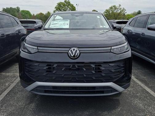 Deep Black Pearl 2026 Volkswagen Tiguan 2.0T SE