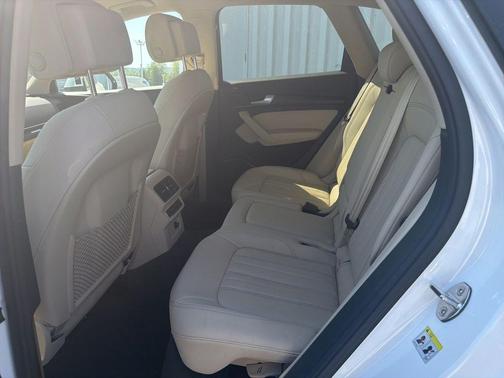 Ibis White 2023 Audi Q5 45 S line quattro Premium