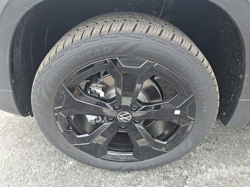2025 Volkswagen Taos 1.5T SE Black
