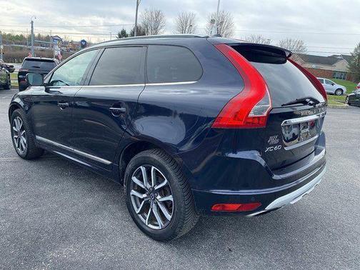 Magic Blue Metallic 2017 Volvo XC60 T6 Dynamic