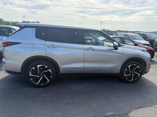 Silver 2022 Mitsubishi Outlander SE
