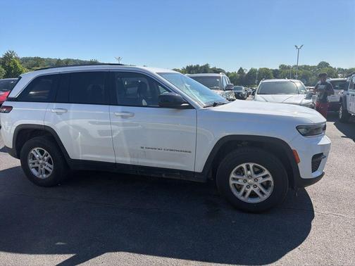 Bright White Clearcoat 2022 Jeep Grand Cherokee Laredo