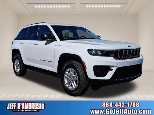 Bright White Clearcoat 2022 Jeep Grand Cherokee Laredo