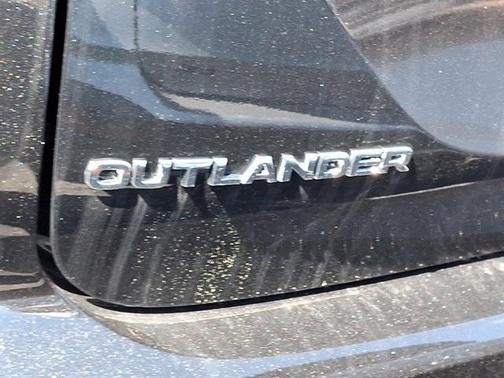 2025 Mitsubishi Outlander ES