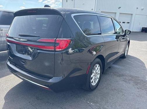 2023 Chrysler Pacifica Touring-L