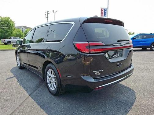 2023 Chrysler Pacifica Touring-L
