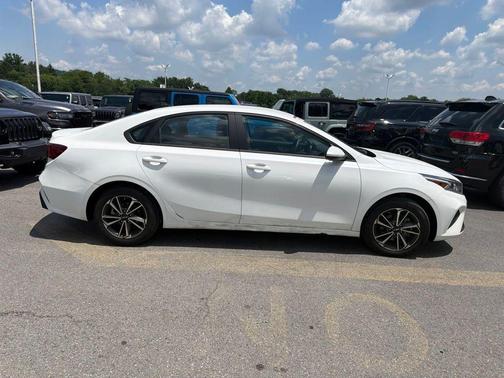 Snow White Pearl 2023 Kia Forte LXS
