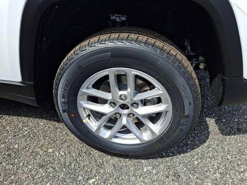 Bright White Clearcoat 2026 Jeep Grand Cherokee Laredo