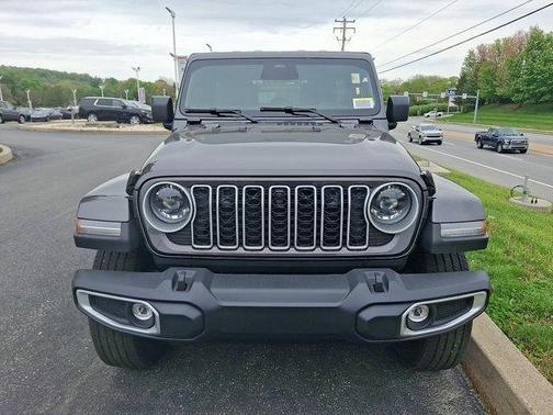 Granite Crystal Clearcoat Metallic 2026 Jeep Wrangler Sahara